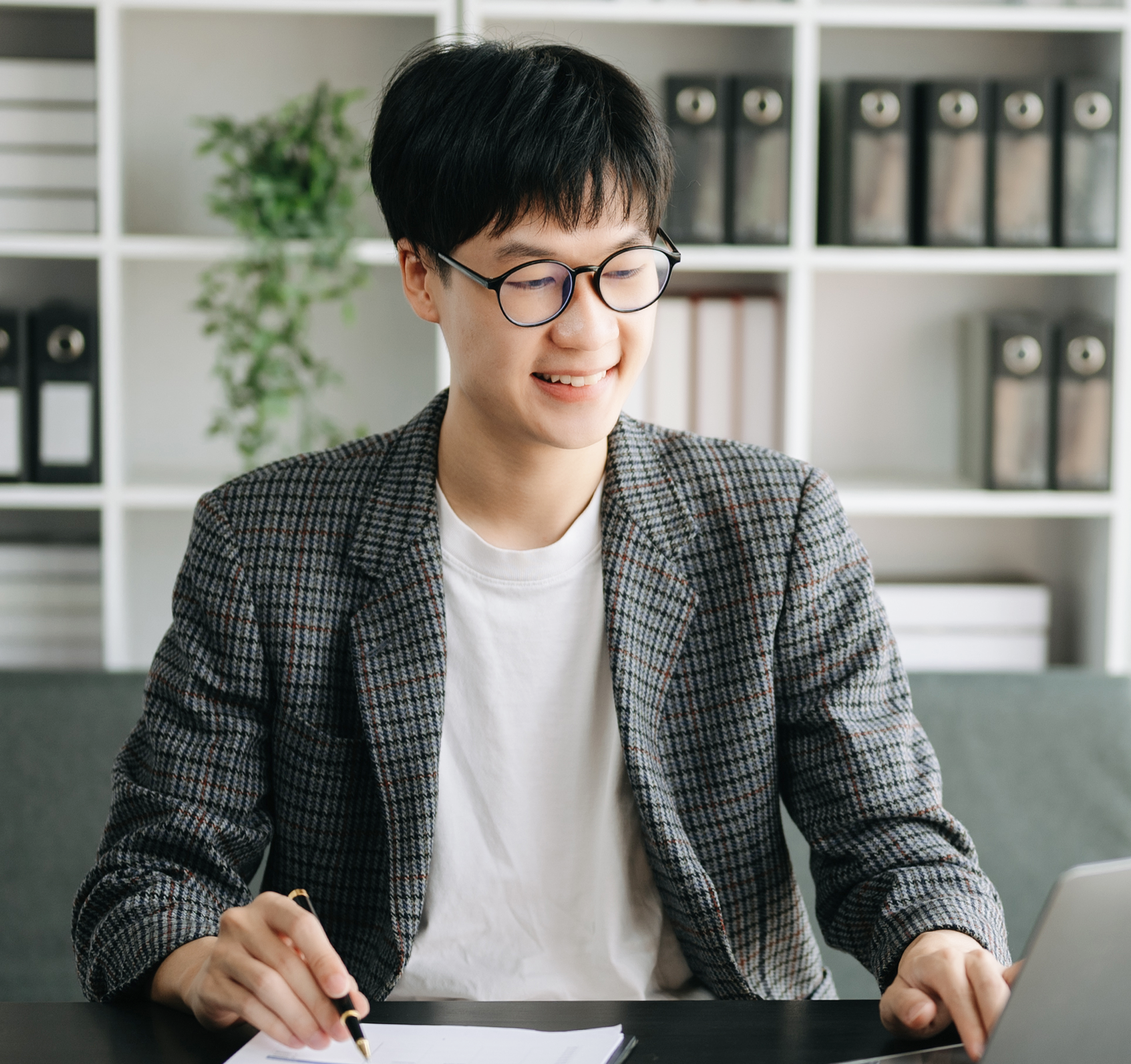 Customer service virtual assistant helping clients